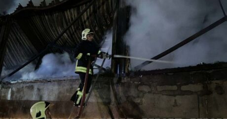 Потушен пожар в мебельном цеху в Баку