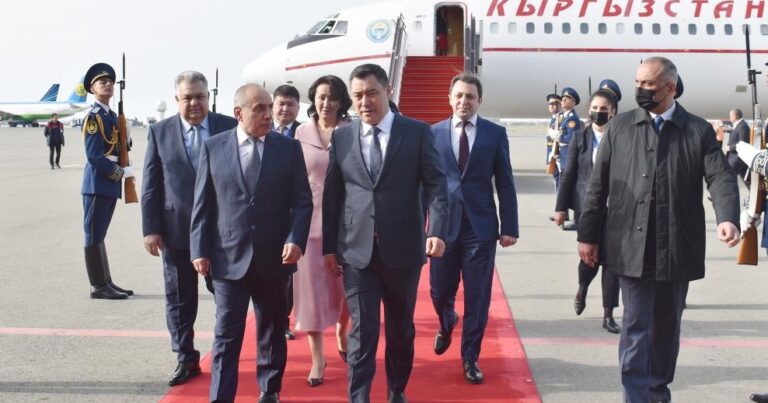 Президент Кыргызстана прибыл с официальным визитом в Азербайджан
