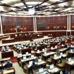 Депутаты на пленарном заседании Милли Меджлиса обсуждают 19 вопросов