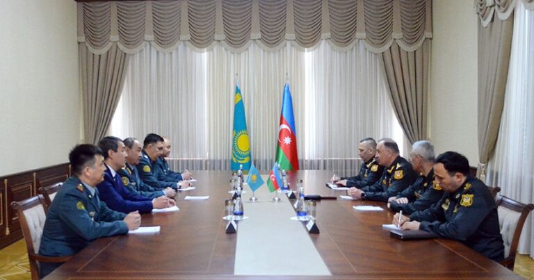 Начальник Генштаба Азербайджана встретился с делегацией Казахстана
