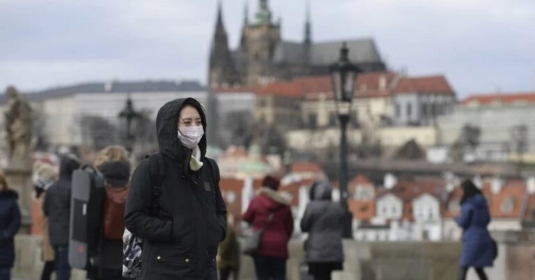 Чешский парламент отменил обязанность носить в стране медицинские маски