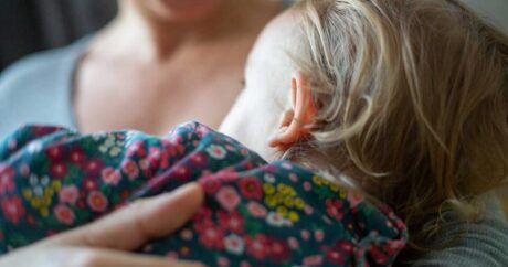 Длительное кормление грудью снижает риск заболевания астмой у детей