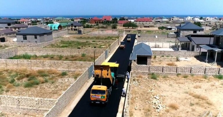 В поселках Кюрдаханы и Маштага капитально ремонтируются дороги