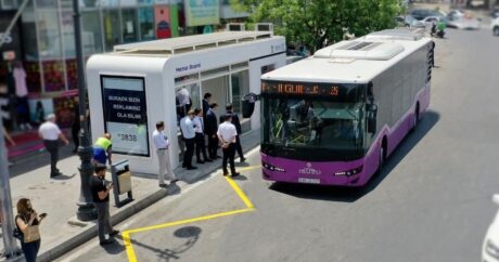 В Баку продолжается установка «умных» автобусных остановок