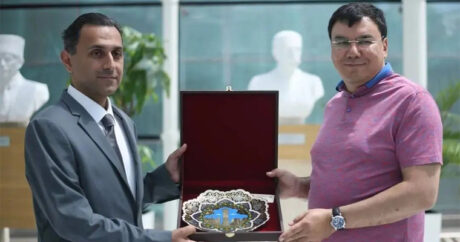 Азиз Абдухакимов посетил Международный центр мугама в Баку