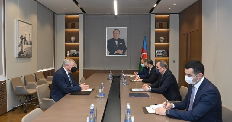 Глава МИД Азербайджана принял нового посла Словакии