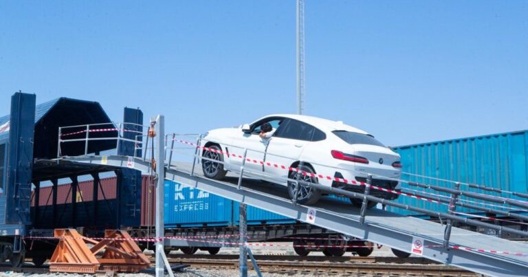 Началась транспортировка автомобилей мировых брендов через Бакинский порт