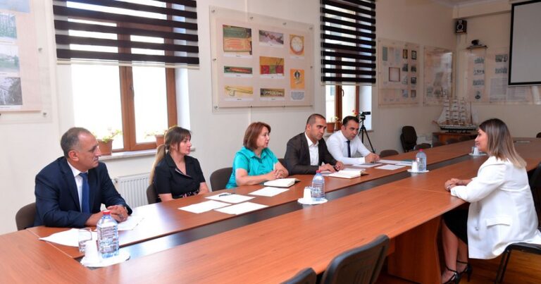 В Баку кандидаты на должность директора школы приняли участие в собеседовании