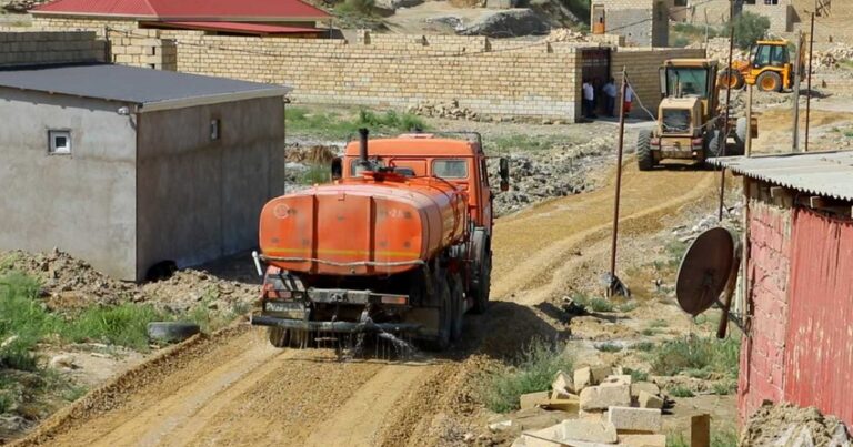 В бакинском поселке Бинагади ремонтируется дорога