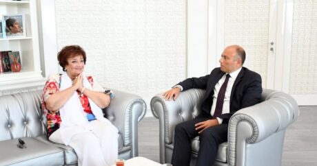 Министр культуры Азербайджана вручил Тамаре Синявской орден «Шараф»