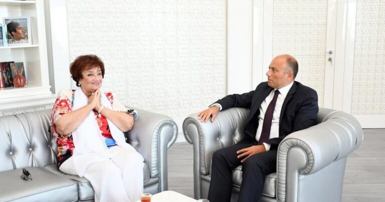 Министр культуры Азербайджана вручил Тамаре Синявской орден «Шараф»