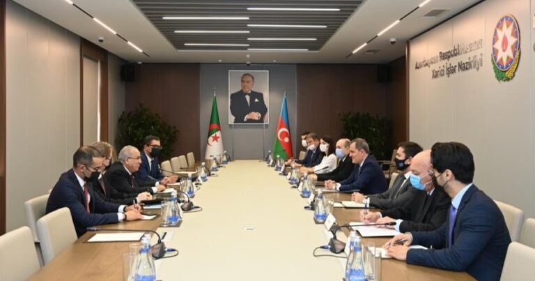 Началась встреча глав МИД Азербайджана и Алжира