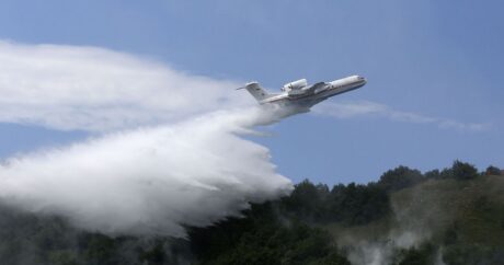 В тушении лесного пожара в Шабране задействован самолет-амфибия
