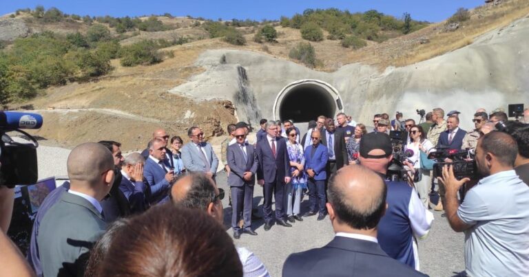 Представители дипкорпуса осмотрели строящийся на автодороге Ахмедбейли-Физули-Шуша тоннель