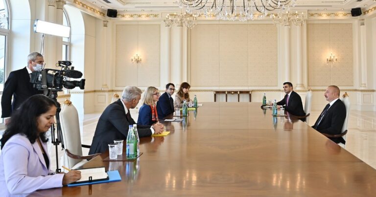 Президент Ильхам Алиев принял вице-президента Всемирного банка по региону Европы и Центральной Азии
