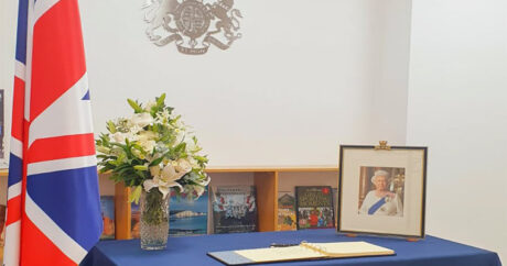 Посольство Великобритании в Азербайджане открыло книгу соболезнований