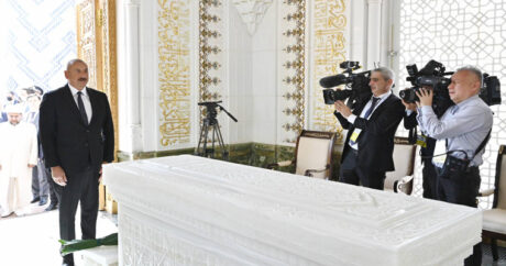 Президент Ильхам Алиев посетил мавзолей Первого Президента Узбекистана Ислама Каримова