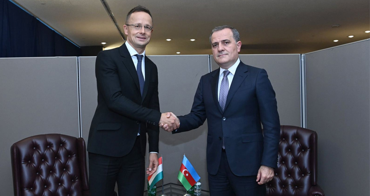 Джейхун Байрамов встретился с министром иностранных дел и торговли Венгрии