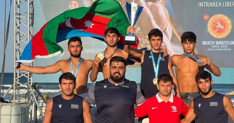 Сборная Азербайджана по пляжной борьбе стала чемпионом мира
