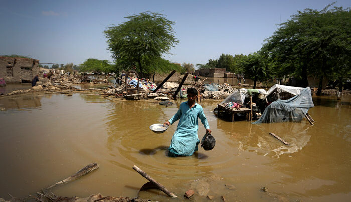 Число жертв наводнений в Пакистане выросло до 1208 человек