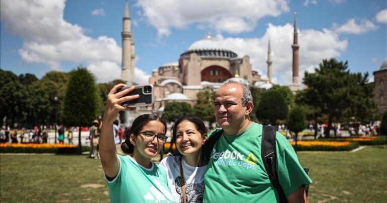 Стамбул за 8 месяцев посетило более 10 млн иностранных туристов