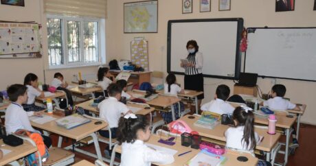 В Азербайджане приостанавливается процесс перевода учащихся школ