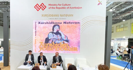 В Баку презентована книга произведений Хуршидбану Натаван на узбекском языке