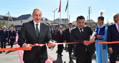 Ильхам Алиев и Садыр Жапаров приняли участие в открытии школы имени Низами Гянджеви номер 103
