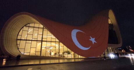 Здание Центра Гейдара Алиева окрасилось в цвета турецкого флага