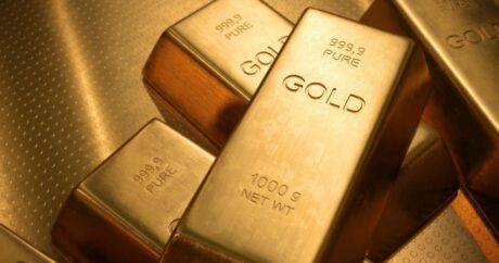 Стоимость золота снизилась на укреплении доллара