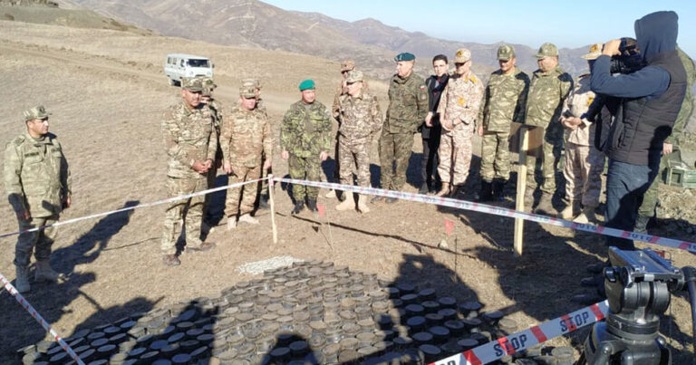 Военные атташе и журналисты провели осмотр минного поля в направлении вершины Сарыбаба