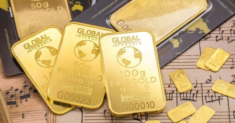 Золото подешевело на укреплении доллара
