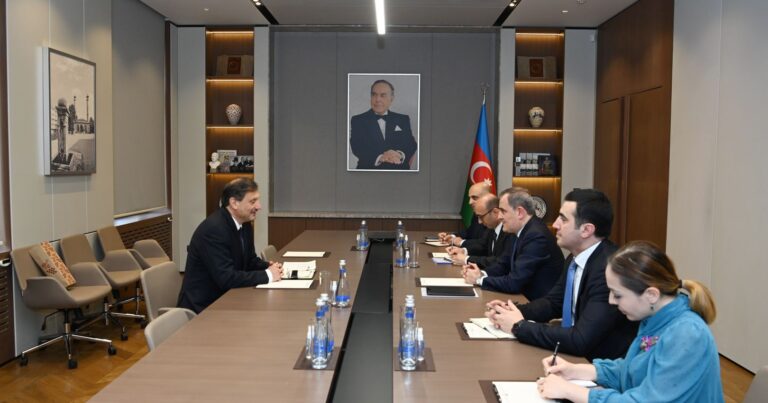 Глава МИД Азербайджана встретился с послом Болгарии