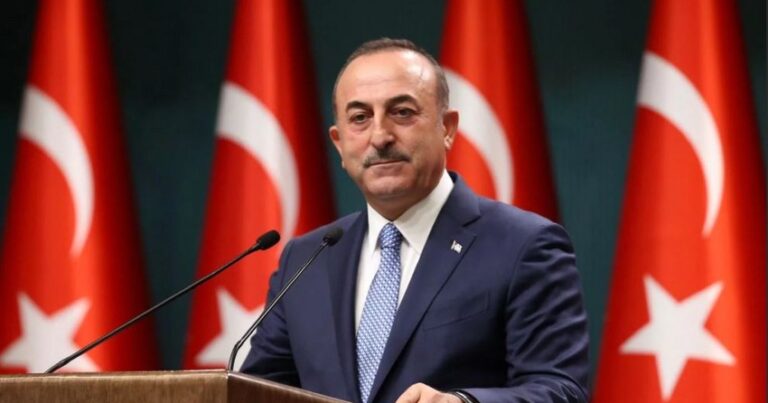 Глава МИД Турции поздравил Азербайджан с Днем Победы