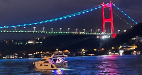 Символы Стамбула окрасились в цвета азербайджанского флага