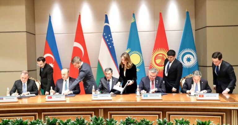 Глава МИД Азербайджана подписал ряд важных документов перед саммитом ОТГ
