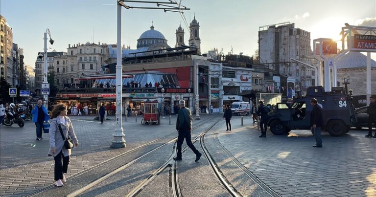 В Стамбуле на пешеходной улице Истикляль прогремел взрыв