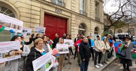 Представители азербайджанской диаспоры проводят акцию протеста перед Сенатом Франции