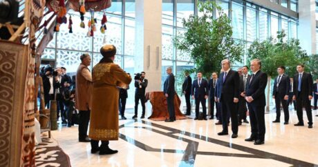 Президенты Казахстана и Узбекистана ознакомились с экспозицией, посвящённой наследию Абая