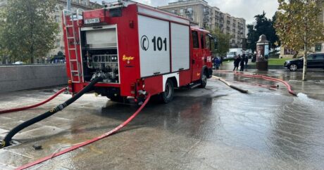 В Баку сотрудники МЧС откачали воду из затопленного подземного перехода