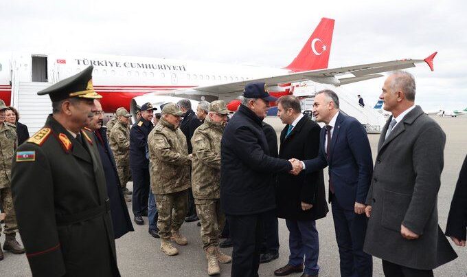 Хулуси Акар прибыл с визитом в Азербайджан