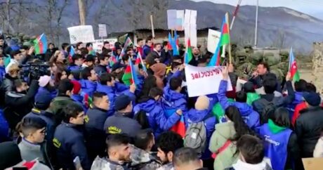 Азербайджанские волонтеры скандировали лозунги в защиту экологии на акции протеста у поста российских миротворцев