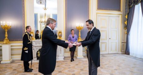Посол Азербайджана вручил верительные грамоты Королю Нидерландов