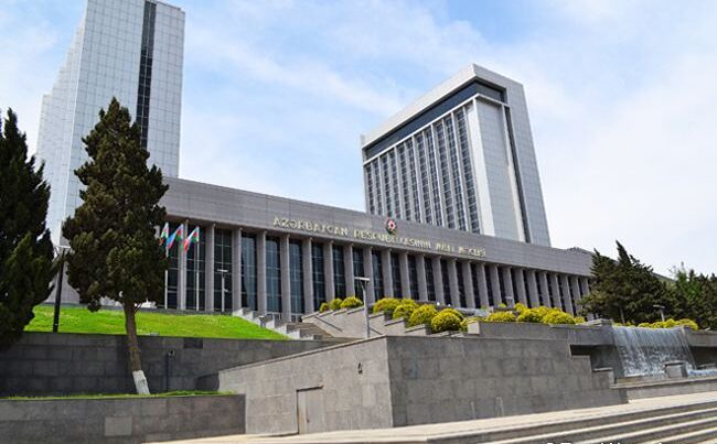 В повестку заседания парламента Азербайджана внесены изменения