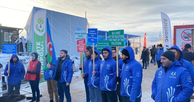 Акция на Лачинской дороге продолжается, несмотря на снежную погоду