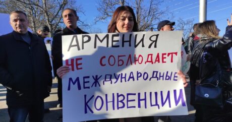 Протестующие азербайджанцы требуют прибытия командующего российскими миротворцами