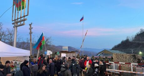 Мирная акция протеста азербайджанцев продолжается четвертый день