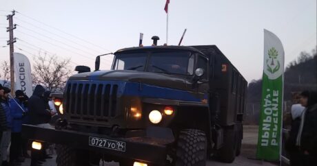 По Лачинской дороге в очередной раз проехали два транспортных средства российских миротворцев
