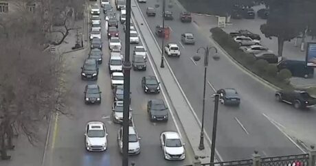 На некоторых улицах Баку затруднено движение транспорта — СПИСОК