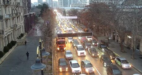 На ряде улиц Баку затруднено движение транспорта – СПИСОК
